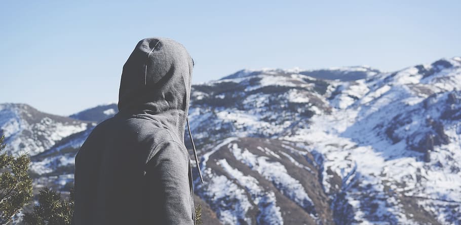 kalt, Schnee, Landschaft, Natur, allein, Tageslicht, Eis, Berg, draußen, Person, szenisch, Winter, kalte Temperatur, Gebirge, eine Person, Tag, Umgebung, klarer Himmel, Fokus auf den Vordergrund, Himmel, Freizeitbeschäftigung, Szenen - Natur, Rückansicht, Schönheit in der Natur, ein Tier, schneebedeckter Berg, warme Kleidung, Gipfel, Blick auf Ansicht, 5K