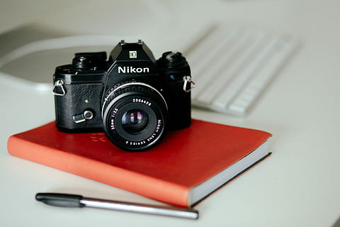 negre, càmera nikon milc, vermell, llibre, bolígraf, càmera nikon point-and-shoot, marró, quadern, Pròxim, nikon, càmera, Bloc de notes, càmera nikon, teclat, negocis, estil de vida, equipament, escriptori d’ordinador, tecnologia, temes de fotografia, càmera - equip fotogràfic, a l'interior, lent - instrument òptic, equip fotogràfic, cap gent, primer pla, estil retro, tir de l'estudi, activitat, fotografiar, càmera digital, taula, lent - ull, comunicació, modern, càmera slr, 5K, CC0, domini públic, lliure de regalies