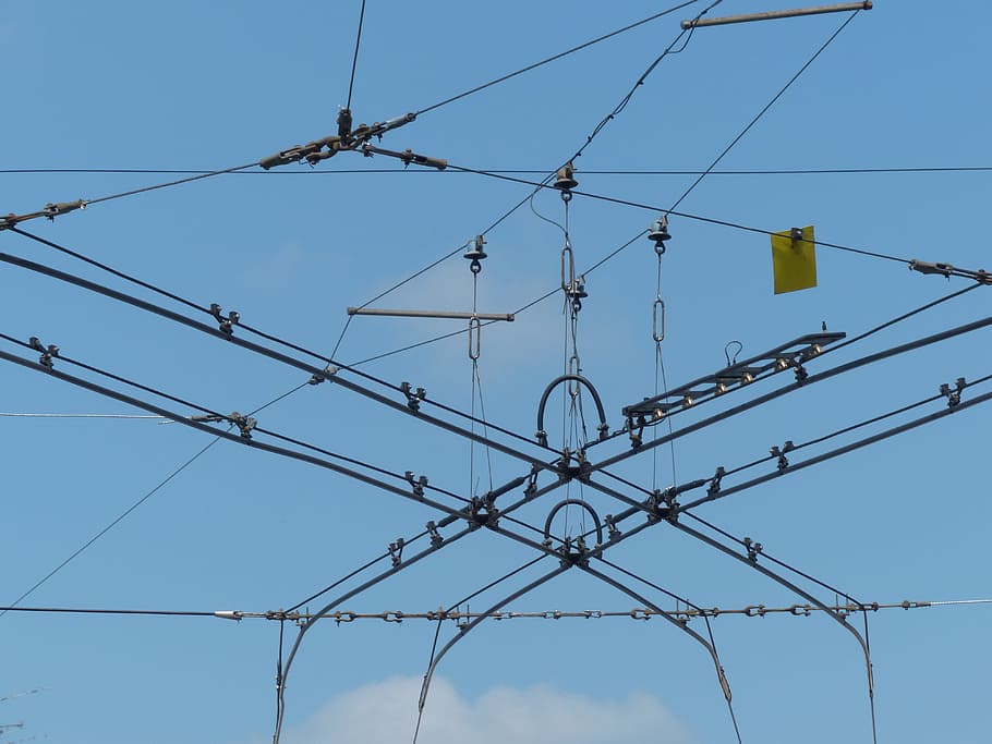 cavo di posta elettronica, superiore, Linee, autobus, traffico ferroviario, attuale, linee superiori, elettricità, linea elettrica, alta tensione, energia, cavo, Pericolo, cielo, giorno, mezzi di trasporto, Inquadratura dal basso, tecnologia, nessuno, connessione, Alimentazione elettrica, attrezzatura per l'illuminazione, combustibile e produzione di energia, natura, cielo sereno, metallo, blu, pilone dell'elettricità, all'aperto, comunicazione, filo, complessità, luce, materiale elettrico, 4K