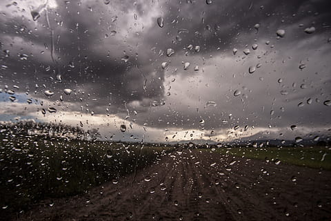Foto, glas, vanddråber, vindue, regndråber, regn, skyer, mørk, grå, landskab, himmel, storm, vand, dramatisk, humørsyg, dråbe, våd, glas - materiale, gennemsigtig, sky - himmel, natur, transportmidler, ingen mennesker, vej, regndråbe, indendørs, transportform, køretøj interiør, miljø, regntiden, 5K, CC0, offentligt domæne, royaltyfrie