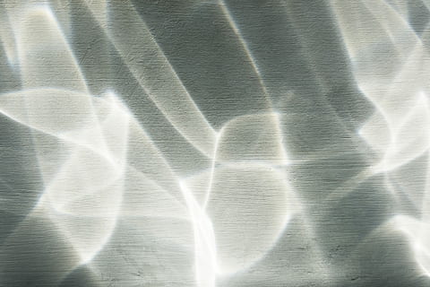 branco, cinzento, têxtil, reflexão, leve, gesso, concreto, luz refratada, origens, quadro completo, texturizado, abstrato, padronizar, ninguém, brilhante, fechar-se, fundos abstratos, cor branca, natureza, prateado colorido, efeito texturizado, ondulado, luz solar, padrão de onda, dia, ao ar livre, luxo, suavidade, 5K, CC0, domínio público, royalty free