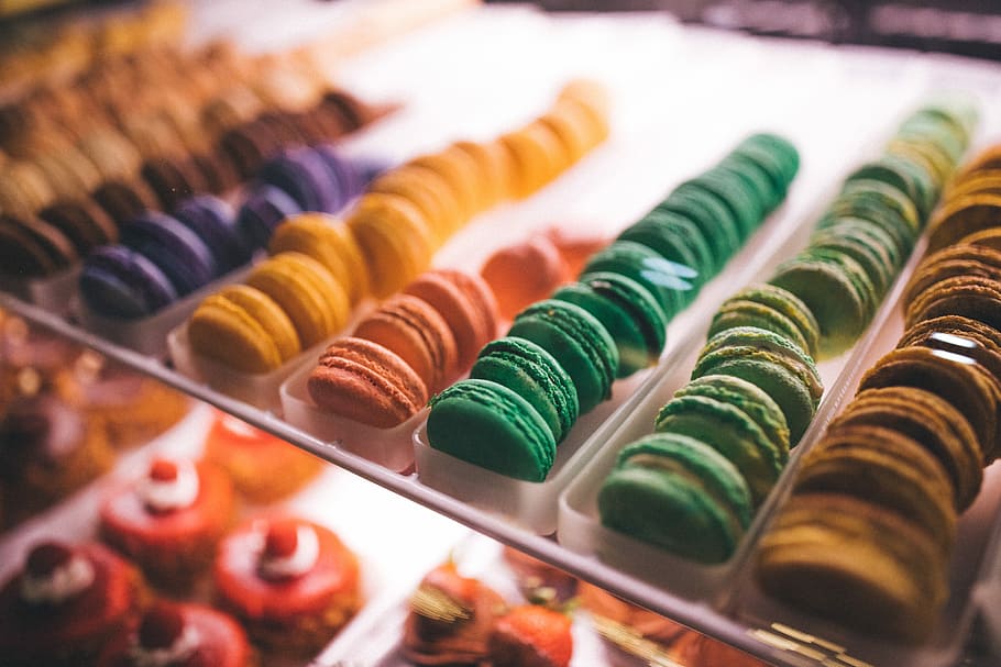 มาการองสีคละสี, ความลึก, การถ่ายภาพภาคสนาม, มาการูน, macaron, สีน้ำตาลอ่อน, คุกกี้, แถว, สี, อาหารและเครื่องดื่ม, อาหาร, เป็นแถวเป็นแนว, อบ, อาหารหวาน, หวาน, ขนม, การปล่อยตัว, เลือกโฟกัส, เก็บ, ในบ้าน, ขายปลีก, ความสด, ใกล้ชิด, พร้อมที่จะกิน, กลุ่มวัตถุขนาดใหญ่, ไม่มีคน, สิ่งล่อใจ, ทางเลือก, หลายสี, ใบสั่ง, ขนมขบเคี้ยว, ขนมแมคะรูน, ถาด, 5K
