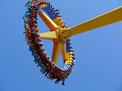 mensen, paardrijden, zwaar, pret, mechanisch, machine, blauw, hemel, heldere lucht, lage hoekweergave, geen mensen, attractiepark, pretpark rit, natuur, kunst cultuur en entertainment, dag, buitenshuis, genot, achtbaan, positieve emotie, beweging, emotie, zonlicht, zonnig, reizend carnaval, opwinding, 4K, CC0, publiek domein, royaltyvrij