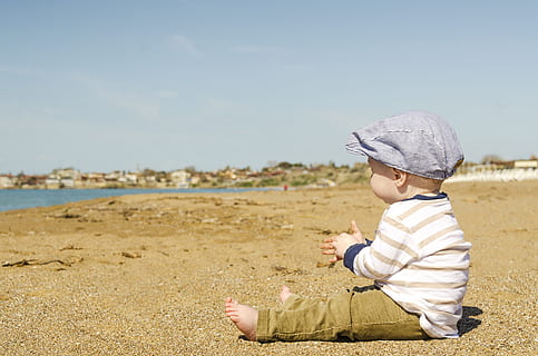 Baby, Weiß, braun, gestreift, langärmelig, Hemd, Hosen-Outfit, Sitzung, Sand, tagsüber, Kind, Kleinkind, Strand, Kindheit, Junge, glücklich, bezaubernd, Vorschulkind, Natur, spielen, süß, jung, Person, Land, eine Person, Wasser, Unschuld, in voller Länge, Meer, Männer, Legere Kleidung, Tag, Jungs, Seitenansicht, Himmel, draußen, 4K, CC0, gemeinfrei, lizenzfrei