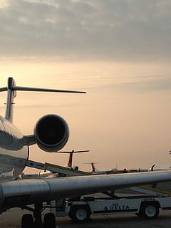 foto, blanco, avión de línea, estacion de avion, avión, motor a reacción, ala, motor, chorro, aeronave, aviación, vuelo, transporte, turbina, aeropuerto, viaje, poder, máquina, volador, velocidad, tecnología, espada, aire, turbo, Ingenieria, volar, mantenimiento, energía, mecánico, comercial, cielo, privado, industria, metal, negocio, vehículo aéreo, puesta de sol, modo de transporte, nube - cielo, pista de aeropuerto, militar, naturaleza, nadie, al aire libre, ala de avión, color naranja, arma, día, industria aeroespacial, 2K, CC0, dominio público, libre de derechos