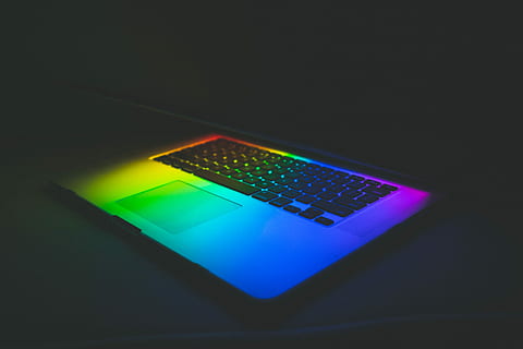macbook pro, vendt, sort, bærbar computer, lys, regnbue, bærbar, macbook, tech, computer, æble, internet, socialt medium, digital markedsføring, homoseksuel, farve, stolthed, teclado, teknologi, sort baggrund, studio skud, indendørs, trådløs teknologi, forbindelse, belyst, meddelelse, ingen mennesker, multi farvet, glødende, enkelt objekt, tastatur, tæt på, computer tastatur, lys - naturligt fænomen, kopiere plads, grøn farve, natteliv, 4K, CC0, offentligt domæne, royaltyfrie