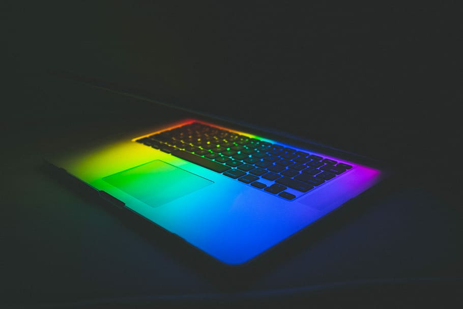 macbook pro, otočil, Černá, přenosný počítač, světla, duha, laptop, macbook, tech, počítač, jablko, Internet, sociální médium, digitální marketing, gay, barva, hrdost, teclado, technologie, černé pozadí, studio shot, uvnitř, bezdrátové technologie, spojení, svítí, sdělení, nikdo, vícebarevné, řeřavý, jeden objekt, klávesnice, detail, počítačová klávesnice, světlo - přírodní jev, kopie prostor, zelená barva, noční život, 4K