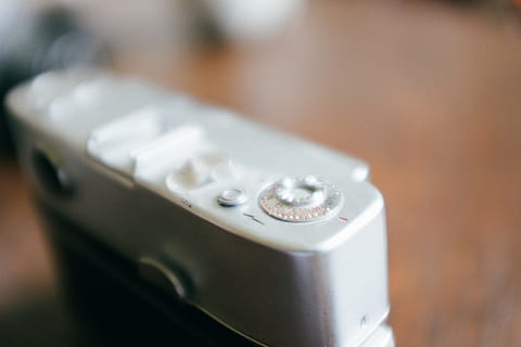 vintage sløret kamera, årgang, sløret, kamera, objekter, teknologi, tæt på, indendørs, ingen mennesker, dag, selektiv fokusering, fokus på forgrunden, enkelt objekt, fotografering temaer, sundhedspleje og medicin, kunstkultur og underholdning, musikinstrument, musik, ekstrem nærbillede, skønhed, meddelelse, objektiv - optisk instrument, kontrollere, streng instrument, udsigtspunkt, 4K, CC0, offentligt domæne, royaltyfrie