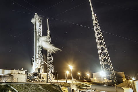 rachetă, zbor, SpaceX, iluminat, noapte, construită, arhitectură, exteriorul clădirii, cer, oraș, vedere unghiulară joasă, mişcare, înalt - înalt, conexiune, nici o persoana, transport, natură, turn, stradă, tehnologie, echipamente de iluminat, pod, expunere lungă, în aer liber, electricitate, zgârie-nori, 2K, CC0, domeniu public, fără drepturi de autor