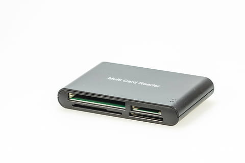 lector de targetes, multi, targeta, SD, cf, flash compacte, usb, ordinador, connexió, accessoris, macro, maquinari, periferia, processament de dades, negre, tallar, tecnologia, ordinadors Apple, equipament, sol objecte, aïllat, fons blanc, comunicació, tir de l'estudi, a l'interior, Finances, còpia espai, gent, tecnologia sense fils, dades, negocis, text, primer pla, Color blanc, portabilitat, guió occidental, color plata, equipament elèctric, 2K, CC0, domini públic, lliure de regalies