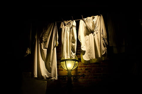 séchage, blanchisserie, argent, travail, propreté, odeur, Vêtements, Contexte, pendaison, illuminé, foncé, à l'intérieur, personne, nuit, matériel d'éclairage, textile, embrasé, chambre domestique, corde à linge, électricité, intérieur de la maison, construction de murs, mur, architecture, lampe électrique, 1080P, CC0, domaine public, libre de droits