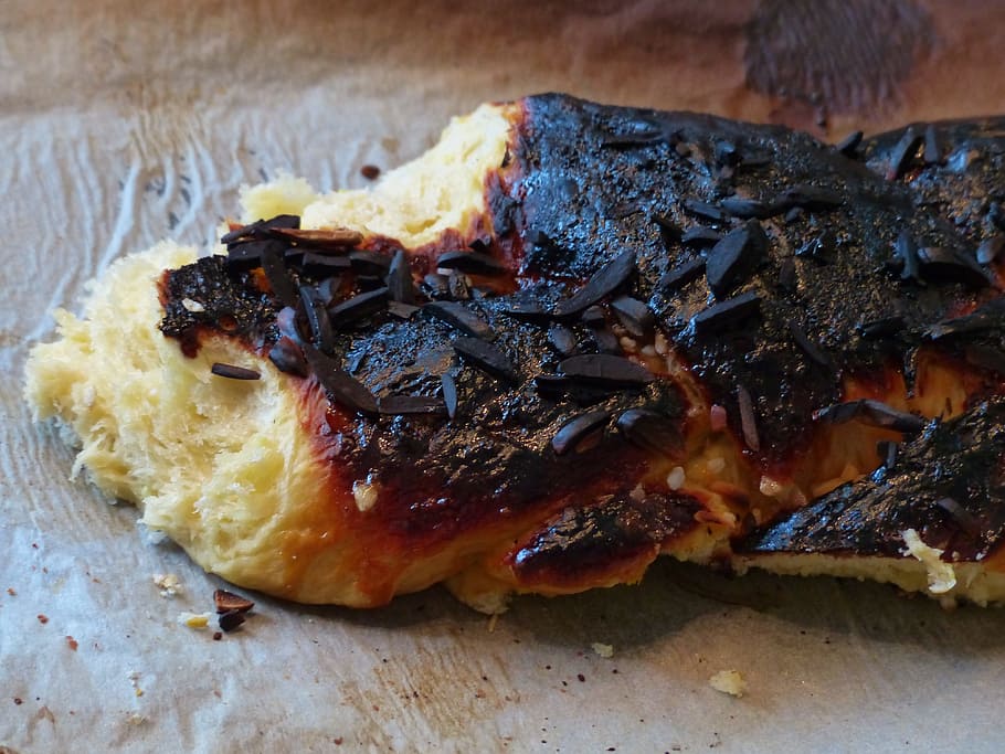 hefekranz, Pasqua, trena, cremats, trena de pasqua, negre, cremada, carbonitzats, carboni, negre atzabeja, negre del corb, massa, pastís, ametlles, menjar i beguda, cap gent, a l'interior, primer pla, menjar, frescor, llest per menjar, natura morta, placa, mida de la porció, indulgència, carn, vista d’angle alt, temptació, centrar-se en primer pla, menjar poc saludable, tall, menjar dolç, 4K