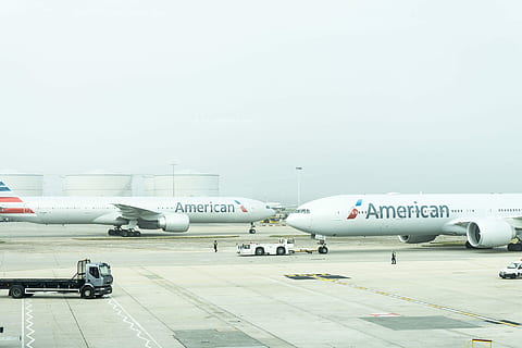foto, Due, compagnie aeree americane, americano, aria, aerei, aereo, aereo commerciale, aeroporto, mezzi di trasporto, veicolo aereo, viaggio, attività commerciale, modalità di trasporto, volante, viaggio di lavoro, Boeing, passeggeri, Pista d'atterraggio, cielo, editoriale, airbus, copia spazio, modo di trasporto, stazionario, giorno, nessuno, trasporto merci, Caricamento in corso, industria aerospaziale, all'aperto, industria, natura, in partenza, arrivo, in attesa, 1080P, CC0, dominio pubblico, privo di copyright