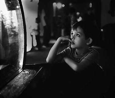 foto en escala de grises, niño, propensión, de madera, escritorio, pensando, pensativo, pensar, mirando, gente, joven, persona, infancia, solo niños, una persona, solo una chica, adentro, cuarto doméstico, chicas, cocina, gente real, mirando a otro lado, inocencia, estilos de vida, actividad de ocio, sentado, linda, muchachos, cintura para arriba, machos, retrato, centrarse en primer plano, ropa casual, contemplación, 2K, CC0, dominio público, libre de derechos