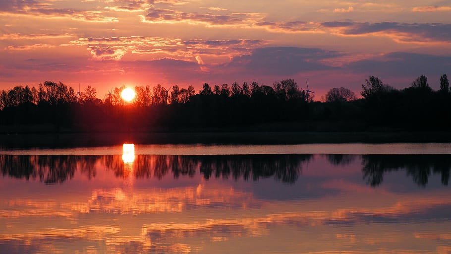 Silhouette, Bäume, Karosserie, Wasser, Sonnenuntergang, See, Abendhimmel, Dämmerung, Elbaue, hübsch, Reflexion, wolke - himmel, orange Farbe, Natur, szenen, draußen, Himmel, Schönheit in der Natur, Szenen - Natur, Ruhe, ruhige Szene, Baum, Sonne, Pflanze, Umgebung, Landschaft, idyllisch, Dramatischer Himmel, keine Leute, Wald, Reflexionssee, 4K
