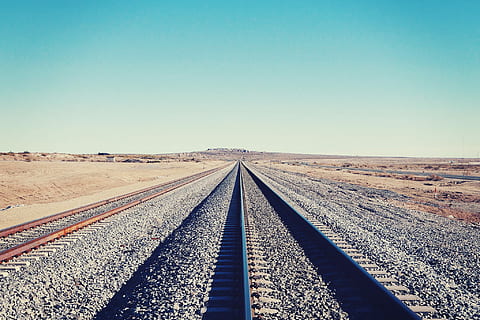 svart, togskinner bilde, tog, skinner, bilde, jernbanespor, transport, reise, forsvinner punkt, vei, utendørs, himmel, ingen folk, synkende perspektiv, klar himmel, veien forover, retning, rett, spor, jernbane transport, natur, kopiere plass, miljø, blå, dag, naturskjønnhet - natur, solfylt, landskap, horisont, tørt klima, klima, 1080P, CC0, offentlig domene, opphavsrett gratis