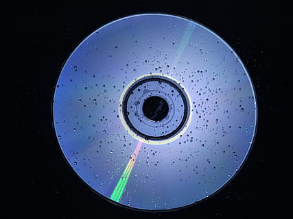 discos compactos, DVD, computadora, digital, plata, circulo, forma geometrica, adentro, forma, agua, nadie, de cerca, naturaleza, ciencia, azul, directamente arriba, mojado, cuarto doméstico, tecnología, soltar, experimento científico, cocina, antecedentes, foto de estudio, directamente debajo, 2K, CC0, dominio público, libre de derechos