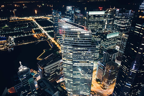 aereo, vista, grattacielo, costruzione, fotografia, città, edifici, ore notturne, finestra, Torre, luci, notte, buio, esterno dell'edificio, architettura, paesaggio urbano, struttura costruita, edificio per uffici esterno, illuminato, alto - alto, moderno, nessuno, vista dall'alto, ufficio, vita di città, distretto finanziario, guglia, 5K, CC0, dominio pubblico, privo di copyright