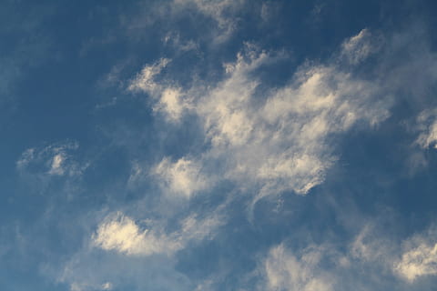 nuvens, céu, pinceladas, azul, nuvem - céu, beleza na natureza, cloudscape, origens, natureza, scenics - natureza, meio Ambiente, vento, ninguém, atmosfera, céu dramático, visão de baixo ângulo, ao ar livre, nublado, céu mal-humorado, tranquilidade, meteorologia, brilhante, clima, limpar \ limpo, 5K, CC0, domínio público, royalty free