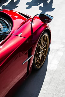 Huayra, supercar rossa, auto, ombra, ruota, angolo, colore, rosso, gli sport, veicolo, brillante, metallico, veloce, Prodotto, strada, splendere, da corsa, Pagani, auto rossa, auto sportiva, mezzi di trasporto, modo di trasporto, veicolo terrestre, veicolo a motore, giorno, stazionario, nessuno, all'aperto, vista dall'alto, in stile retrò, città, avvicinamento, lusso, colore nero, pneumatico, 5K, CC0, dominio pubblico, privo di copyright