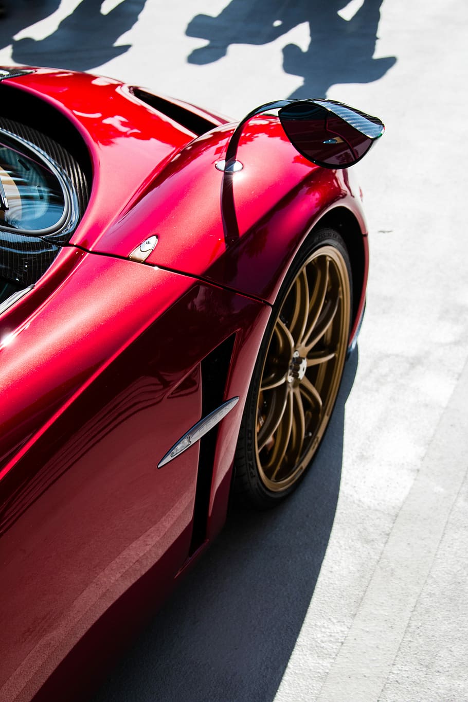 huayra, supercarro vermell, cotxe, ombra, roda, cantonada, color, vermell, esports, vehicle, brillant, metàl·lic, ràpid, producte, carretera, brilli, carreres, pagani, cotxe vermell, cotxe esportiu, transport, manera de transport, vehicle terrestre, automòbil, dia, estacionari, cap gent, a l'aire lliure, vista d’angle alt, estil retro, ciutat, primer pla, luxe, color negre, carrer, pneumàtic, 5K
