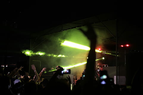 siluetă, mulţimea, ridicare, mâini, fronting, concert, oameni, dans, partid, lumini, stroboscop, fum, fluturand, spectacol, gig, Yeezy, nikon, rap, hip hop, noapte, muzică, performanţă, etapa - spațiu de performanță, arta culturii și divertismentului, etapă, eveniment, iluminat, viata de noapte, bucurie, echipamente de iluminat, grup de oameni, concert de muzică populară, emoţie, entuziasm, emoție pozitivă, lumina stadiului, grup mare de oameni, muzica rock, ușoară, muzician, festival, festival de muzică, 4K, CC0, domeniu public, fără drepturi de autor