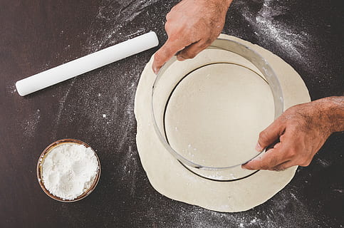 persona, detenzione, grigio, telaio in acciaio, tagliapasta, cucinare, infornare, preparare, mani, fiore, taglio, tavolo, dall'alto al basso, cottura al forno, mano, cucina, cucinando, mano umana, parte del corpo umano, cibo e bevande, cibo, Impasto, preparazione, Farina, in casa, bancone della cucina, utensile da cucina, attrezzature domestiche, freschezza, una persona, stanza domestica, cucina commerciale, preparando il cibo, capocuoco, Pizza, stabilimento di alimenti e bevande, miscelazione, 4K, CC0, dominio pubblico, privo di copyright