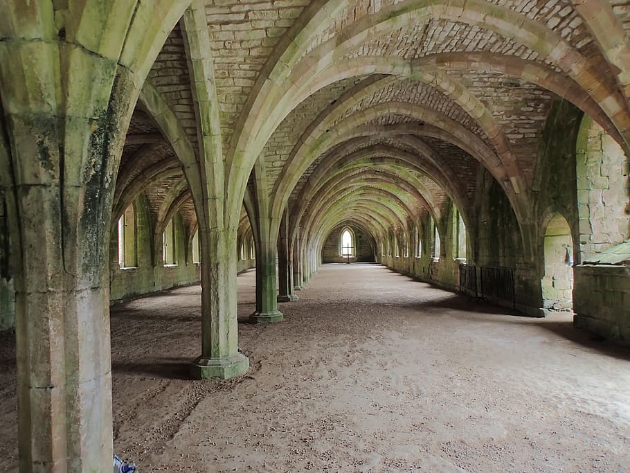 cúpula de formigó gris, arcs, arquitectura, monestir, arc, arquitectònic, edifici, vell, medieval, gòtic, històric, monjo, columna arquitectònica, passadís, història, a l'interior, direcció, el camí a seguir, arcade, estructura construïda, perspectiva decreixent, el passat, cap gent, en fila, buit, dia, punt de fuga, repetició, sostre, columnata, abadia, arquejat, 4K