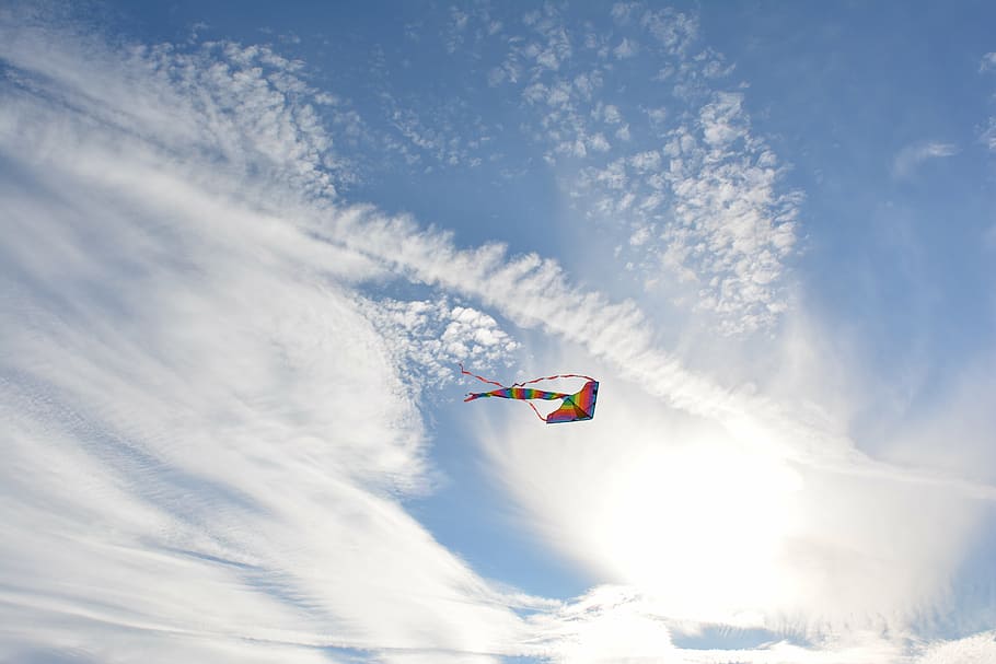 cometa, volant, cel, joguina, núvols, aire, jugar, volar, oci, dom, joc, vol, núvol - cel, vista d’angle baix, dia, a l'aire lliure, naturalesa, bellesa a la natura, cap gent, a l'aire, llum solar, cometa - joguina, esport, llibertat, activitat d'oci, gent, blau, medi ambient, Color blanc, neu, moviment, vent, 5K
