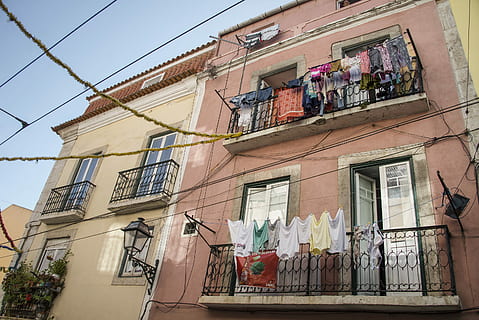 marrón, hormigón, comercial, edificio, blanco, casa, fachada, ventana, balcón, antiguo, pueblo, ciudad, vivo, lavandería, ropa, línea, arquitectura, edificio viejo, ciudad Vieja, pueblo Viejo, vestir, paisaje portugués, exterior del edificio, estructura construida, vista de ángulo bajo, Distrito residencial, tendedero, día, el secado, nadie, colgando, naturaleza, pared - característica de la construcción, al aire libre, Arte y artesanía, cielo, 2K, CC0, dominio público, libre de derechos