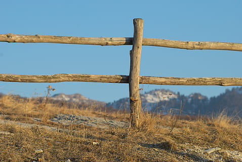 gard, Munte, natură, lemn - material, în aer liber, peisaj, cer, limite, barieră, teren, nici o persoana, zi, camp, liniște, ruginit, plantă, Securitate, protecţie, mediu inconjurator, Siguranță, cer senin, deteriorat, 4K, CC0, domeniu public, fără drepturi de autor