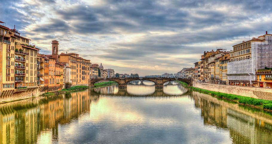 cos, aigua, envoltat, il·lustració d’edificis, arno river, florència, Itàlia, reflexió, riu, mediterrani, núvols, vespre, posta de sol, europa, firenze, arquitectura, referència, turisme, estructura construïda, exterior de l'edifici, connexió, cel, pont - estructura feta per l'home, davant del mar, pont, núvol - cel, ciutat, naturalesa, pont d’arc, edifici, transport, destinacions de viatge, barri residencial, cap gent, a l'aire lliure, paisatge urbà, 5K