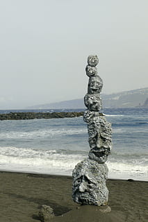 Zahl, Steine, Gesichter, Stapel, Meer, nachahmen, Skulptur, Statue, Kunst, Kopf, Steinskulptur, Steinfigur, Kunstwerk, Gesicht, Felszeichnung, steinig, Dekoration, Minen, Steinhaufen, gestapelt, heiter, ernst, sauer, Lachen, grimmig, Wasser, Obelisk, Strand, Balance, Welle, keine Leute, Land, Himmel, Szenen - Natur, Horizont über Wasser, Horizont, Rock, solide, Schönheit in der Natur, Natur, Bewegung, kopieren sie platz, Tag, draußen, Gestein stapeln, 2K, CC0, gemeinfrei, lizenzfrei