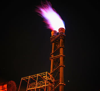 fotografía de bajo ángulo, iluminado, planta de energía, fuego, llama, antorcha, resplandeciente, quemar, caliente, peligroso, gas, refinería, molino de acero, industria, fábrica, brillante, noche, tubería, Industria del aceite, nadie, fondo negro, al aire libre, vista de ángulo bajo, arquitectura, naturaleza, estructura construida, exterior del edificio, movimiento, ardiente, copia espacio, cielo, metal, humo - estructura fisica, cultura de las artes y entretenimiento, calor - temperatura, la contaminación del aire, 4K, CC0, dominio público, libre de derechos