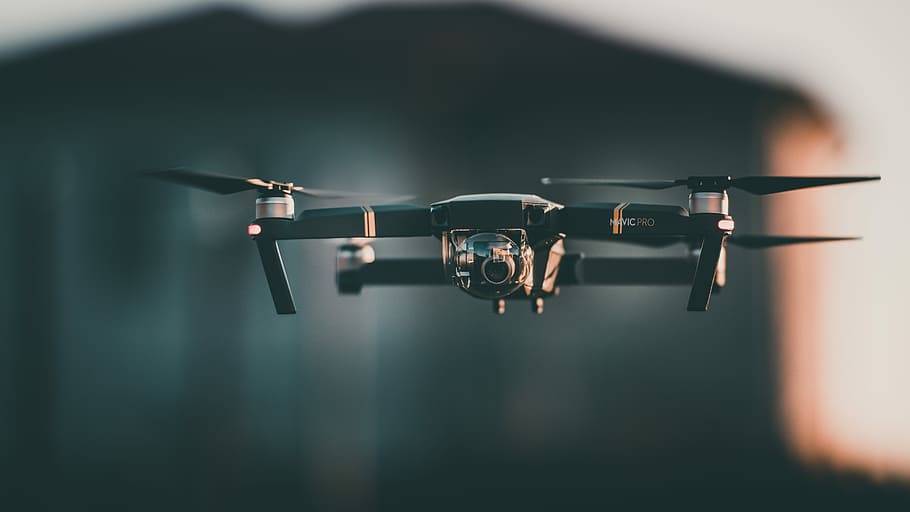 avió no volador negre, sense títol, drone, càmera, tecnologia, equipament, càmera - equip fotogràfic, temes de fotografia, cap gent, a l'interior, primer pla, volant, centrar-se en primer pla, vigilància, futurista, modern, seguretat, control, ciència, robot, enfocament selectiu, sol objecte, vehicle aeri, germà gran - concepte orwelliano, 5K