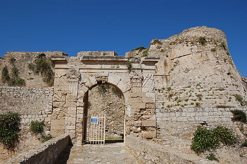 metoni, Grècia, castell, arquitectura, història, arqueologia, antic, cultures, antiga ruïna, lloc famós, viatjar, el passat, estructura construïda, destinacions de viatge, arc, vell, cel clar, cel, arruïnat, exterior de l'edifici, cap gent, naturalesa, dia, paret, blau, ciutat, civilització antiga, a l'aire lliure, paret de pedra, història antiga, 2K, CC0, domini públic, lliure de regalies