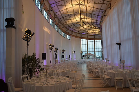Weiß, Tischdecken, Stühle, einstellen, Innerhalb, Kuppelgebäude, Tabelle, Kleider, Kuppel, Gebäude, Veranstaltungen, Abendessen, Beleuchtung, venu, Tabellen, Ballsaal, Organisation von Hochzeiten, drinnen, Luxus, die Architektur, keine Leute, beleuchtet, Tag, Lichtanlage, Sitz, Stuhl, Decke, in einer Reihe, Abwesenheit, Dekoration, Glas - Material, Glas, gebaute Struktur, Geschäft, Licht, Gedeck, hängend, Anordnung, Rahmen, elektrische Lampe, 5K, CC0, gemeinfrei, lizenzfrei