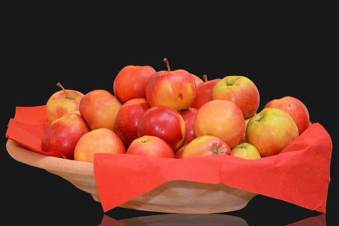 äpple, skal, frukt, mat, vitaminer, hälsosam, röd, frisch, fruktskål, äta nyttigt, mat och dryck, välbefinnande, friskhet, svart bakgrund, studio skott, hand, mänsklig hand, innehav, hälsosam livsstil, mänsklig kroppsdel, äpple - frukt, grupp av objekt, stor grupp av objekt, närbild, inomhus, en person, mogen, 2K, CC0, offentligt domän, royaltyfria