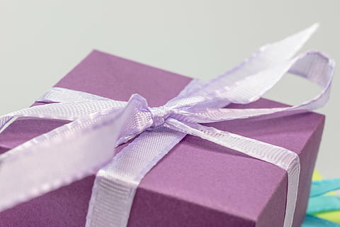 Geschenk, Paket, gemacht, Schleife, Paketschleife, Weihnachten, Weihnachtsdekoration, geben, Advent, verpackt, Geschenkverpackung, Überraschung, Geschenke, Muttertag, Kindergeburtstag, Geburtstag, Dekoration, Freude, bunt, Farbe, Band, Feier, Kasten - Behälter, Bogen, Geschenkpapier, Band - Nähartikel, gebundener Bogen, Papier-, drinnen, Geschenkbox, Box, Nahansicht, Geburtstagsgeschenk, keine Leute, Studioaufnahme, selektiver Fokus, pinke Farbe, Emotion, Weihnachtsgeschenk, lila, klein, 4K, CC0, gemeinfrei, lizenzfrei