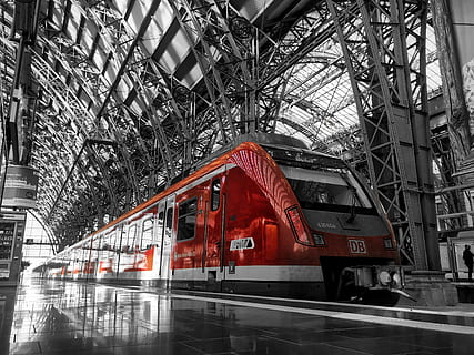 frankfurt hauptbahnhof, tren vermell, tren, estació, plataforma, estructura, arquitectura, estructura construïda, a l'interior, vermell, transport, viatjar, manera de transport, dia, transport públic, color aïllat, vidre - material, persones incidentals, sostre, reflexió, transport per ferrocarril, tren - vehicle, edifici, 4K, CC0, domini públic, lliure de regalies