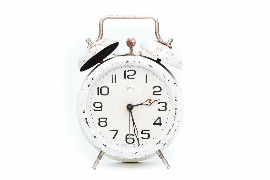 blanc, despertador bessó, 2:27, alarma, rellotge, temps, hores, minut, veure, retro, segon, marcar, vell, timbre, cara, cercle, al matí, mà, vintage, clàssic, rodó, analògic, despertador, tallar, estil retro, fons blanc, passat de moda, despertar, Color blanc, tir de l'estudi, sol objecte, Minuta, metall, cap gent, a l'interior, nombre, color plata, còpia espai, comprovant l’hora, 5K