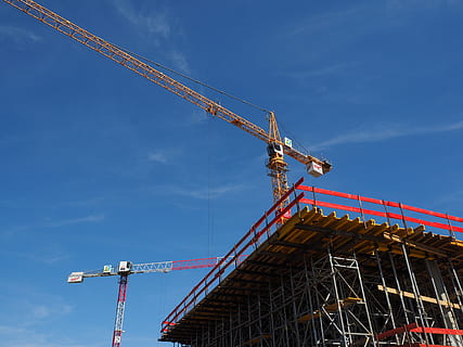 grua de la torre groga, baukran, lloc, treball de construcció, tecnologia, ploma de grua, lloc de construcció, industria de la construcció, grua - maquinària de construcció, maquinària, arquitectura, desenvolupament, indústria, vista d’angle baix, estructura construïda, cel, naturalesa, dia, incomplet, maquinària de construcció, exterior de l'edifici, blau, bastides, metall, cap gent, equips de construcció, a l'aire lliure, equipament industrial, 4K, CC0, domini públic, lliure de regalies