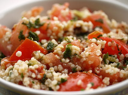 rodanxes, tomàquet, cuit, arròs, cuscús, verdures, tomàquets, sopar, menjar, placa, saborós, pebre, bròquil, menjar i beguda, alimentació saludable, benestar, vegetals, a l'interior, primer pla, fruita, llest per menjar, bol, cap gent, frescor, enfocament selectiu, vermell, estil de vida saludable, arròs - aliment bàsic, herba, natura morta, vaixella, menjar vegetarià, 4K, CC0, domini públic, lliure de regalies