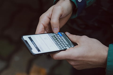 selektyvus, sutelkti fotografiją, asmuo, naudojant, išmanusis telefonas, ūkyje, iphone x, Paaiškėjo, ranka, įrankis, ekranas, telefonas, prietaisą, programa, spausdinimas, tipas, tech, protingas, modernus, mobiliojo ryšio, klaviatūra, įranga, elektroniniu būdu, skaitmeninis, dizainas, prijungtas, žmogaus ranka, technologijos, žmogaus kūno dalis, vienas asmuo, komunikacijos, belaidžio ryšio technologija, ryšį, Iš arti, suaugusiųjų, nešiojamas informacijos įrenginys, telefonu, gyvenimo būdą, Mobilusis telefonas, naudojant telefoną, lauke, aukšto kampo vaizdas, pirštu, 5K, CC0, Viešasis domenas, nemokamai
