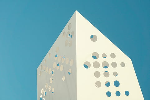 schweizisk ost arkitektur, hvidt træbræt, abstrakt, design, arkitektur, struktur, kunst, blå, hul, skulptur, minimal, farve, farvet baggrund, studio skud, blå baggrund, ingen mennesker, skyfri himmel, himmel, form, lav vinkel visning, natur, geometrisk form, indendørs, skilt, tæt på, fik øje på, mønster, retning, meddelelse, trekant form, hvid farve, 4K, CC0, offentligt domæne, royaltyfrie