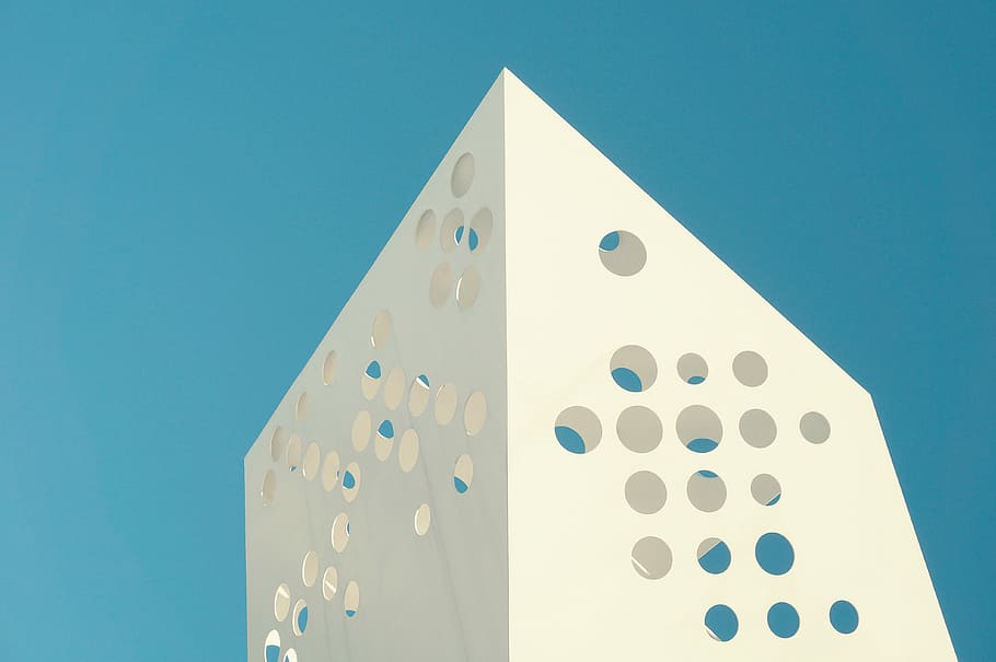 schweizisk ost arkitektur, hvidt træbræt, abstrakt, design, arkitektur, struktur, kunst, blå, hul, skulptur, minimal, farve, farvet baggrund, studio skud, blå baggrund, ingen mennesker, skyfri himmel, himmel, form, lav vinkel visning, natur, geometrisk form, indendørs, skilt, tæt på, fik øje på, mønster, retning, meddelelse, trekant form, hvid farve, 4K