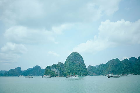 Insel, wolkig, Himmel, Berg, Hochland, Wolke, Landschaft, Natur, Tal, Hügel, Cliff, Meer, Ozean, Wasser, Boot, Yacht, Transport, Reise, draussen, Asien, Thailand, Wasserfahrzeug, Halong Bay, Karstbildung, Krabi, Guilin, wolke - himmel, Szenen - Natur, Schönheit in der Natur, Tag, Transportmittel, Ruhe, Ufergegend, ruhige Szene, idyllisch, Nicht-städtische Szene, keine Leute, Gebirge, draußen, Bucht, 4K