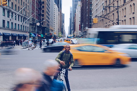 home, portar, Oliva, verd, jaqueta, muntar a cavall, bicicleta, carretera, pausa, new york, nova York, Manhattan - Nova York, carrer, escena urbana, trànsit, vida de ciutat, gent, taxi, Estat de Nova York, ciutat, hora punta, taxi groc, cotxe, EUA, moviment borrós, homes, a l'aire lliure, moviment, ple de gent, multitud, districte del centre de la ciutat, de Rodalies, vianants, transport, mode de transport, arquitectura, manera de transport, exterior de l'edifici, estructura construïda, carrer de la ciutat, automòbil, vehicle terrestre, persones reals, velocitat, exterior d’edifici d’oficines, 5K, CC0, domini públic, lliure de regalies