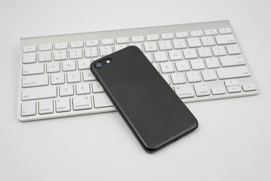 mòbil, treballar, teclat, poma, lloc de treball, telèfons mòbils de poma, negre, iphone 7, teclat d’ordinador, tecnologia, ordinador, clau d’ordinador, portàtil, tecnologia sense fils, equips informàtics, comunicació, connexió, part de l’ordinador, tir de l'estudi, primer pla, PC d'escriptori, Internet, xarxa d’ordinadors, a l'interior, cap gent, dades, negocis, hacker informàtic, 5K