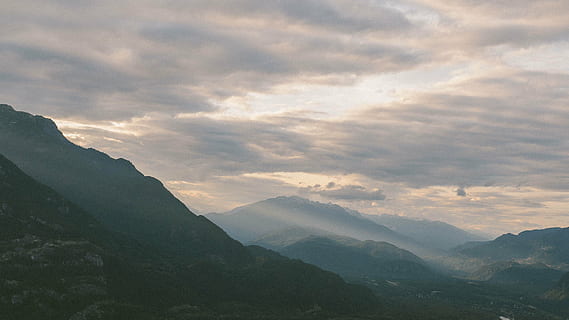 bjergkæde, grå, overskyet, himmel, natur, landskab, skyer, bjerg, rejse, eventyr, trek, vandretur, klatre, scenics, udendørs, sky - himmel, bjergtop, scenics - natur, miljø, skønhed i naturen, tåge, jord, ro, rolig scene, dal, sollys, ikke-urbane scene, ingen mennesker, 4K
